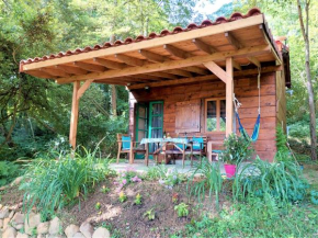 Cabane dans les bois avec vue sur les Pyrénées